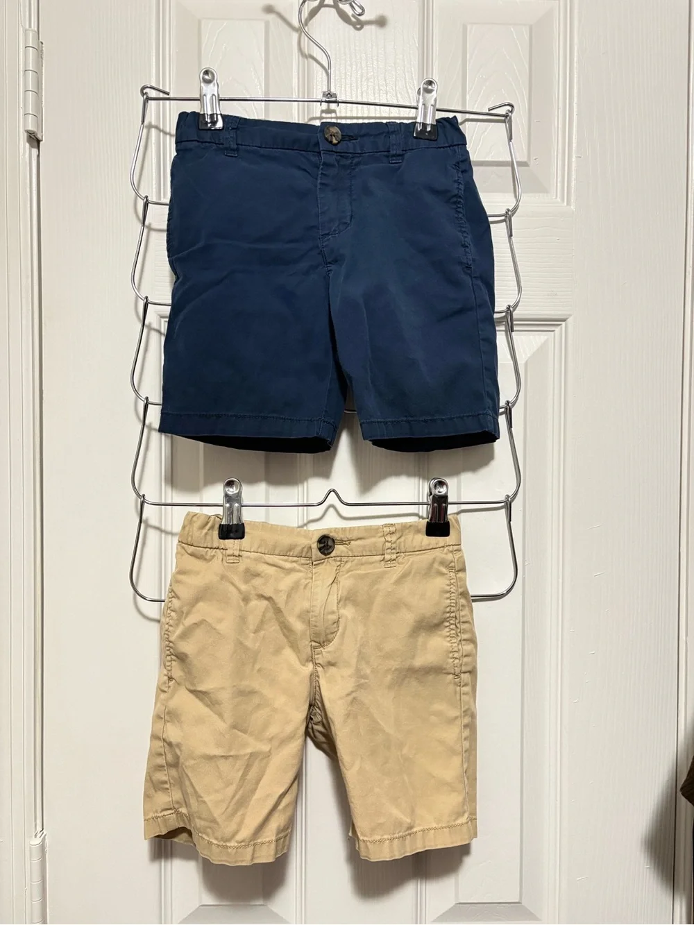 Pre-owned H&M Boys 2‑Piece Chino Shorts Set, color Beige & Navy/ Size: 4